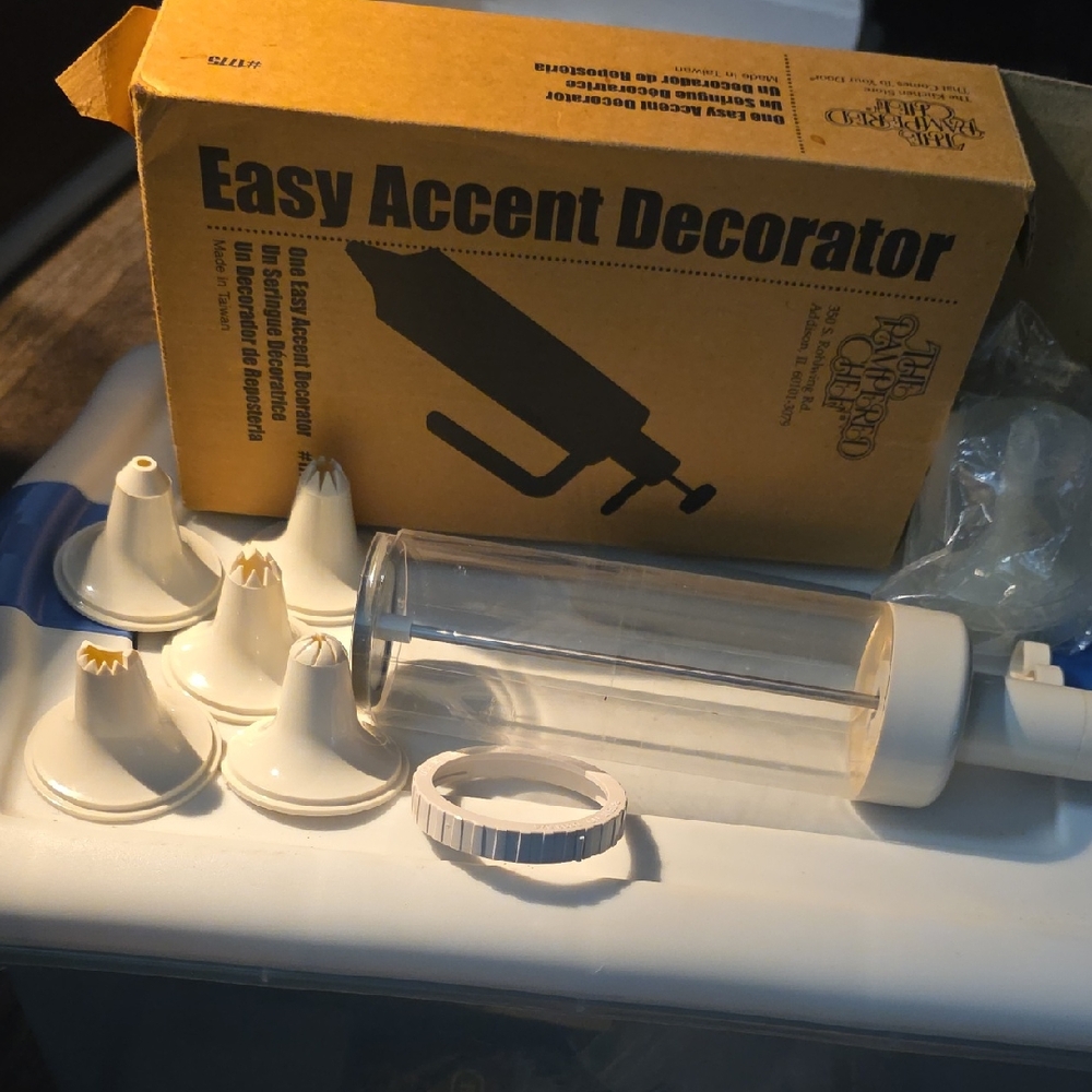 Pampered Chef Easy Accent Decorator - White